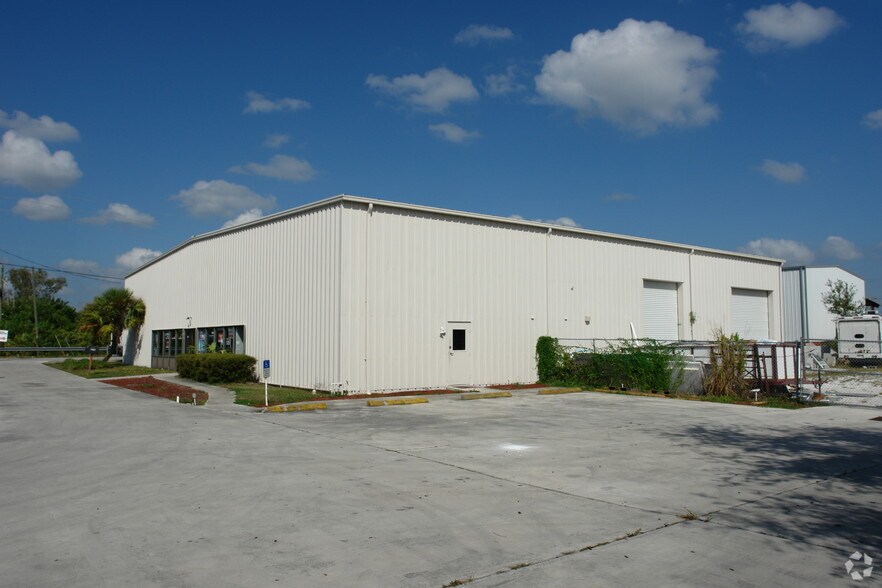 910 Bell Ave, Fort Pierce, FL à vendre - Photo de l’immeuble – Image 2 sur 41
