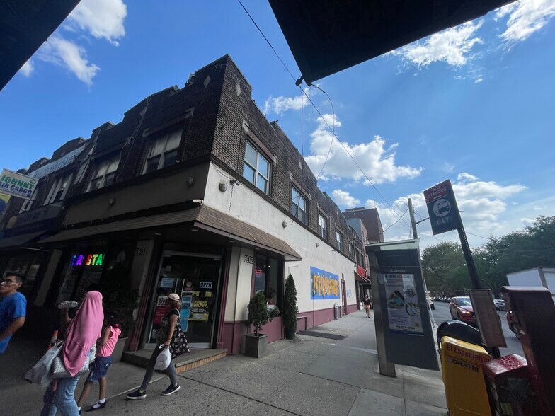 6902 Roosevelt Ave, Flushing, NY à vendre - Photo de l’immeuble – Image 3 sur 5
