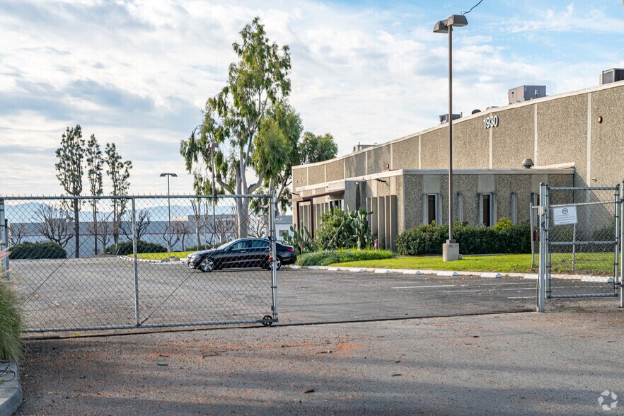 1930 S Vineyard Ave, Ontario, CA à vendre - Photo de l’immeuble – Image 2 sur 3
