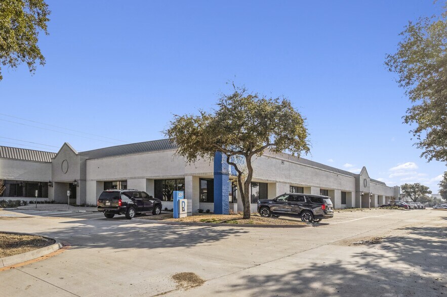 8333 Ridgepoint Dr, Irving, TX à louer - Photo de l’immeuble – Image 3 sur 5