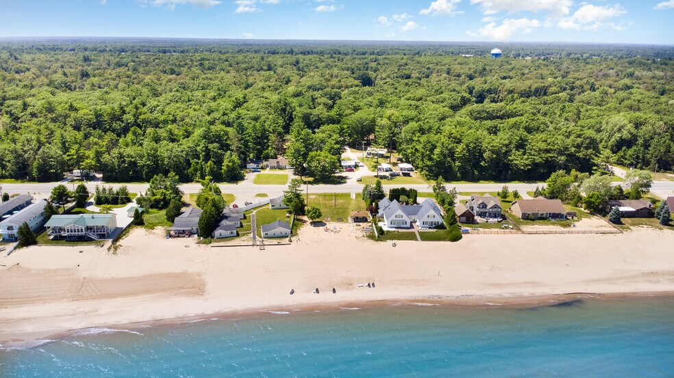 7432-7433 N US Highway 23, Oscoda, MI à vendre - Photo de l’immeuble – Image 1 sur 68