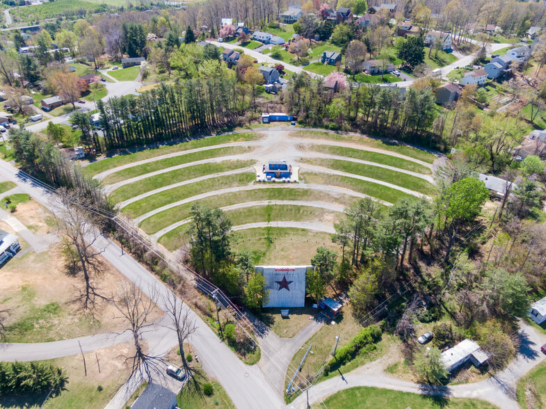 275 Starlight Dr, Christiansburg, VA à vendre - Photo de l’immeuble – Image 1 sur 41