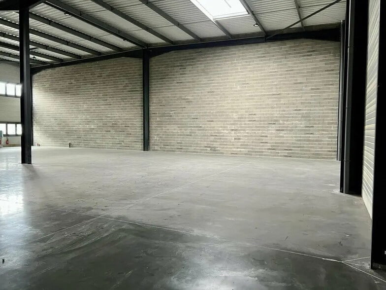 Local d’activités dans Le Mesnil-Amelot à louer - Photo de l’immeuble – Image 3 sur 3