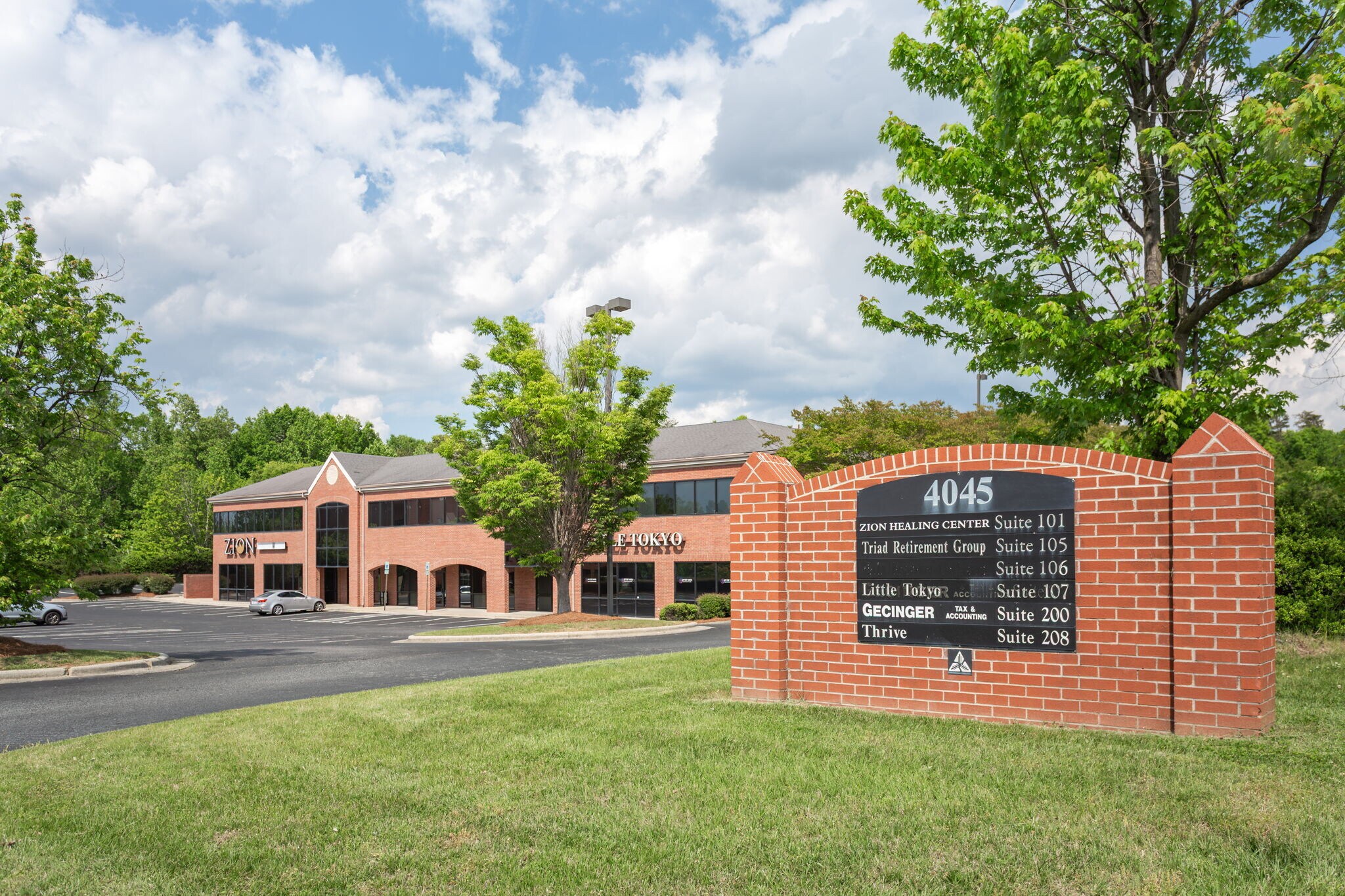 4045 Premier Dr, High Point, NC à louer Photo de l’immeuble– Image 1 sur 19