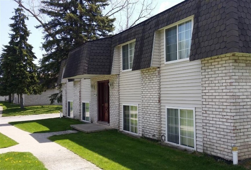 2163 N Center Rd, Saginaw, MI à vendre - Photo principale – Image 1 sur 8