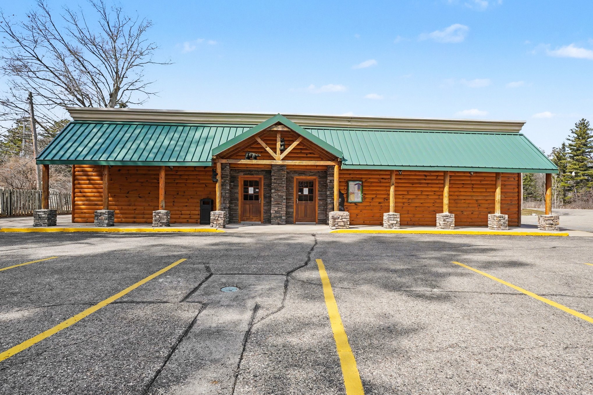 1222 N US 23, East Tawas, MI à vendre Photo de l’immeuble– Image 1 sur 29