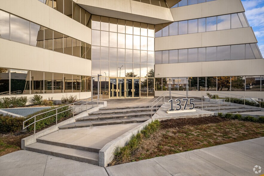 1375 Hwy Trans-Canada, Dorval, QC à louer - Photo de l’immeuble – Image 2 sur 5