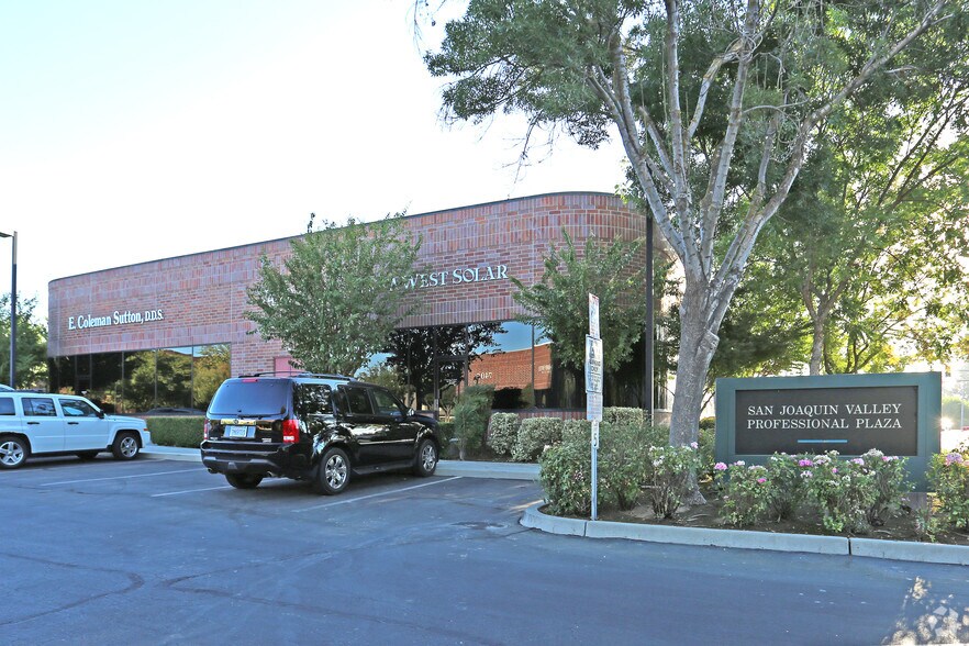 7429 N 1st St, Fresno, CA à vendre - Photo de l’immeuble – Image 3 sur 11