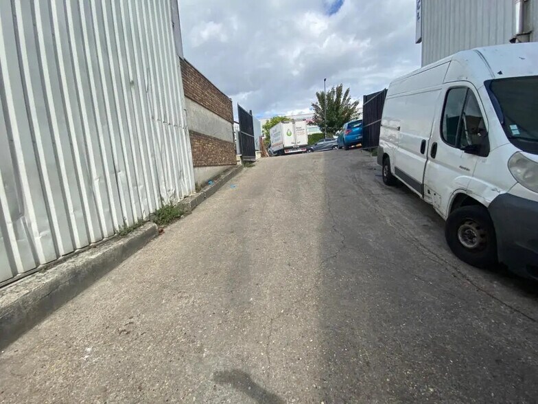 Local d’activités dans Montreuil à louer - Photo de l’immeuble – Image 3 sur 4