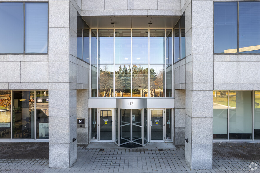 175 Commerce Valley Dr W, Markham, ON à louer - Photo de l’immeuble – Image 3 sur 4