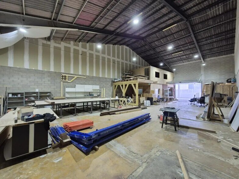 Local d’activités dans Saint-Estève à louer - Photo de l’immeuble – Image 1 sur 6