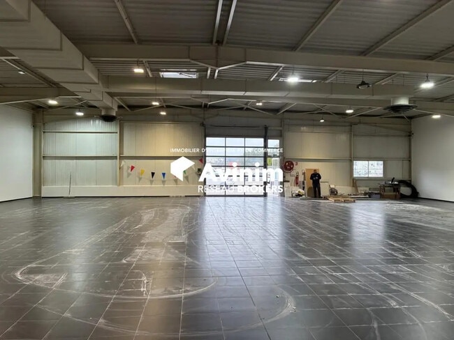 Plus de détails pour Local d'activités à louer
