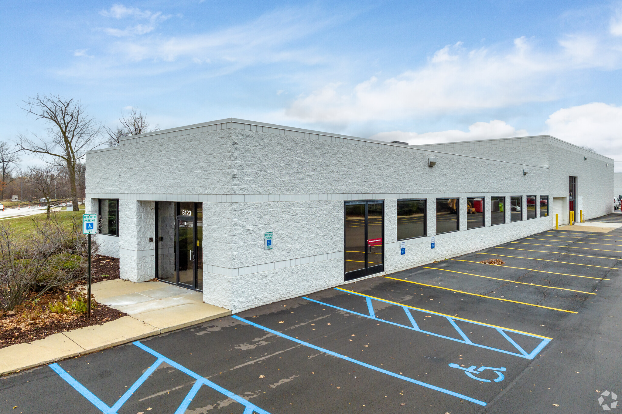 6115-6123 E Thirteen Mile Rd, Warren, MI à louer Photo de l’immeuble– Image 1 sur 9