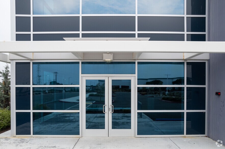 2701 W Winton Ave, Hayward, CA à louer - Photo de l’immeuble – Image 3 sur 6