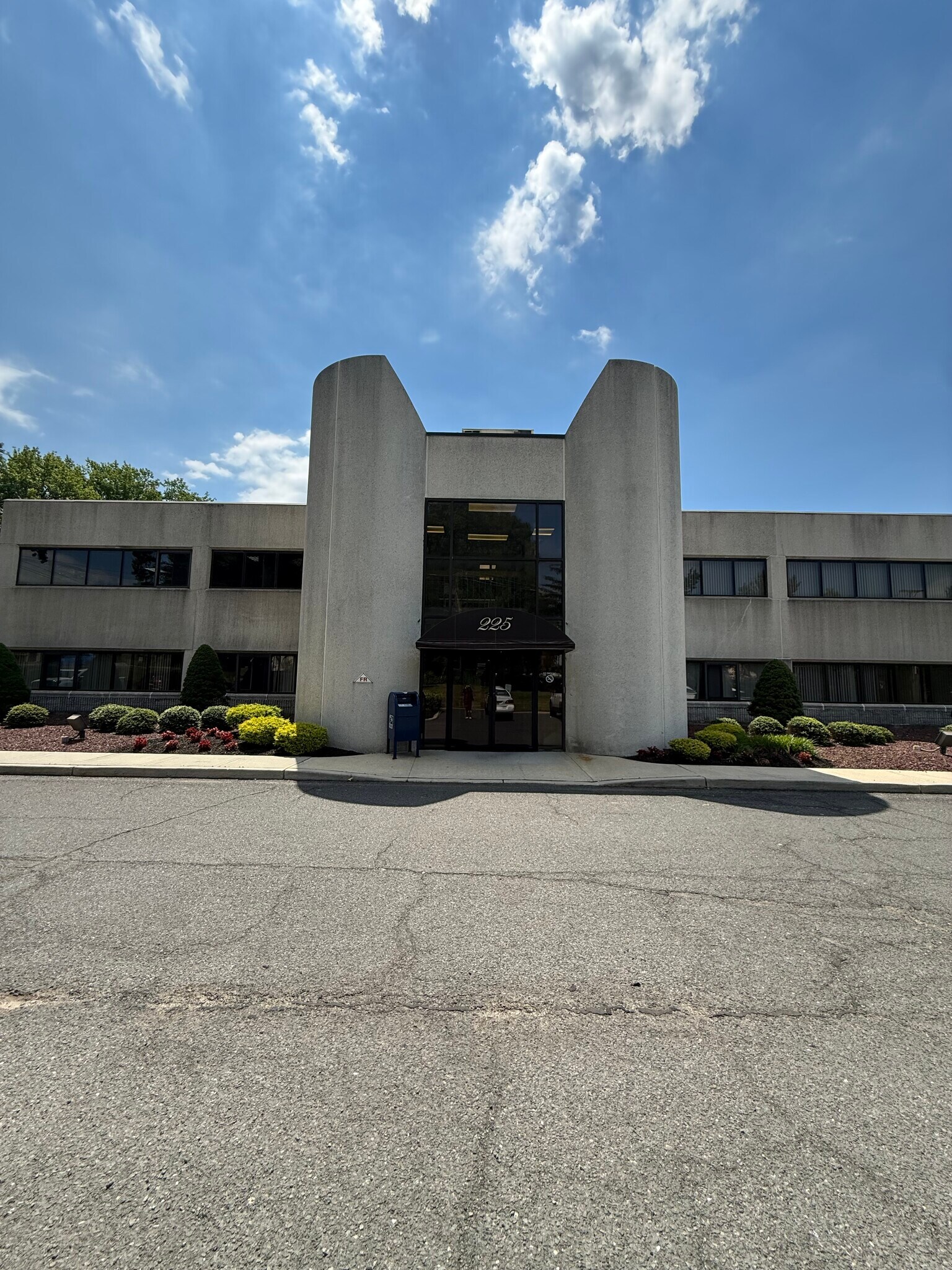 225 Gordons Corner Rd, Manalapan Township, NJ à louer Photo de l’immeuble– Image 1 sur 33