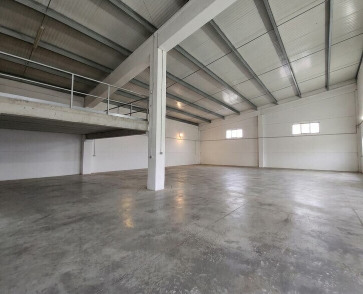 Industriel/Logistique dans Mougins à louer - Photo de l’immeuble – Image 3 sur 8