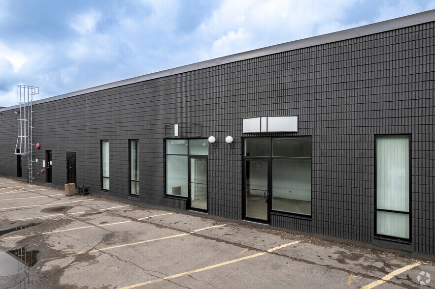 311 Bowes Rd, Concord, ON à louer - Photo de l’immeuble – Image 3 sur 4