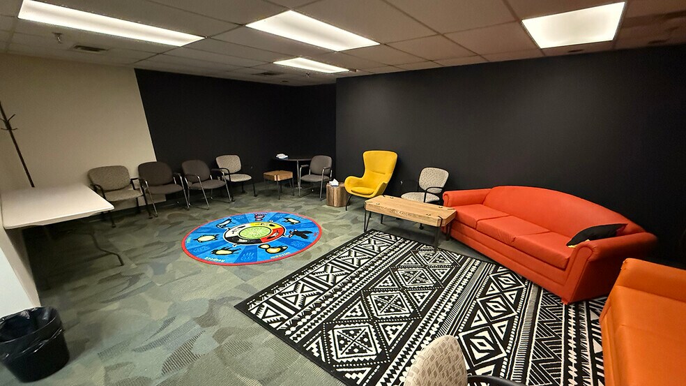346 Portage Av, Winnipeg, MB à louer - Photo de l’immeuble – Image 3 sur 15