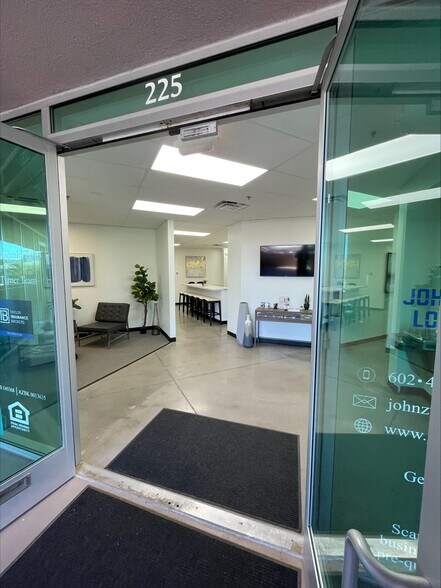 575 W Chandler Blvd, Chandler, AZ à vendre - Photo de l’immeuble – Image 3 sur 31