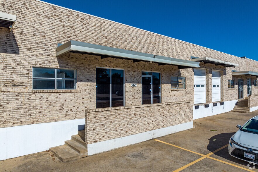 3245-3309 Garden Brook Dr, Farmers Branch, TX à louer - Photo de l’immeuble – Image 1 sur 4