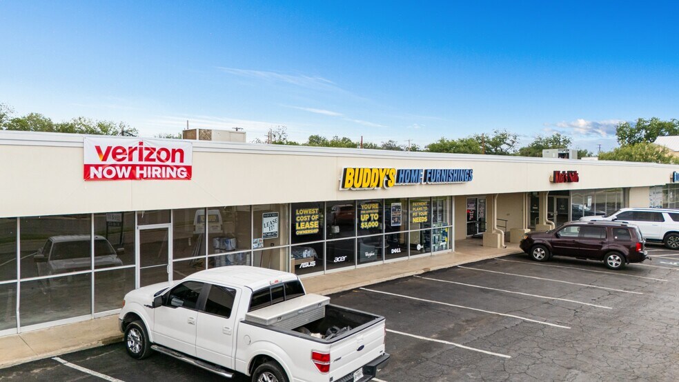 600-612 E Main St, Uvalde, TX à louer - Photo de l’immeuble – Image 1 sur 18