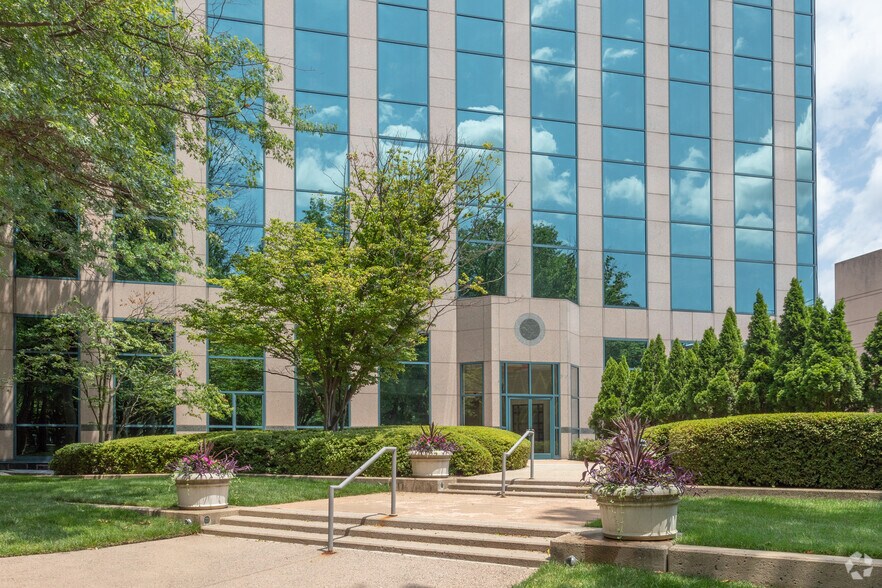3141 Fairview Park Dr, Falls Church, VA à louer - Photo de l’immeuble – Image 3 sur 6