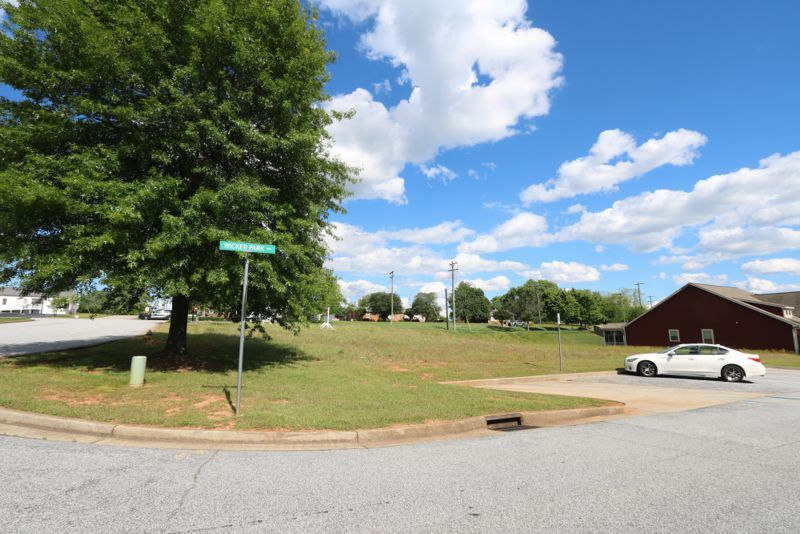 111 Wicker Park Ave, Greer, SC à vendre - Photo de l’immeuble – Image 3 sur 3