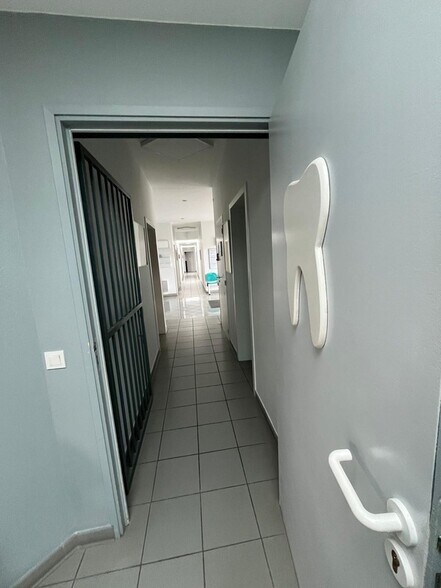 Local d'activités dans Poulx à vendre - Photo de l’immeuble – Image 3 sur 5