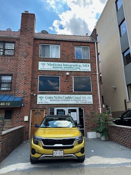 4010 Forley St, Elmhurst, NY à vendre - Photo principale – Image 1 sur 28
