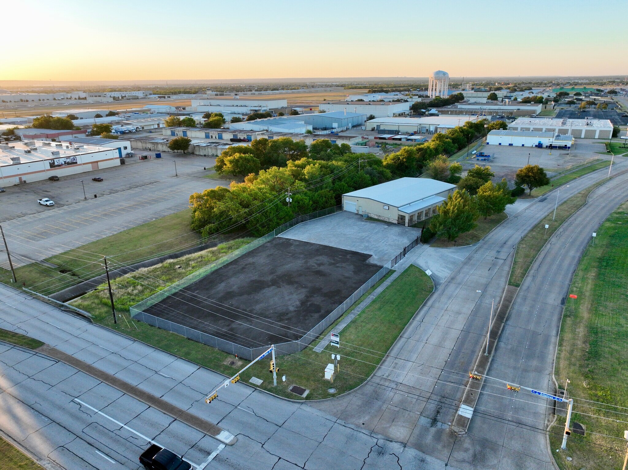 2605 Forum Dr, Grand Prairie, TX à louer Photo de l’immeuble– Image 1 sur 9