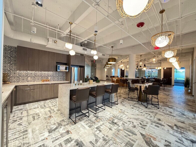 3750 NW 87th Ave, Doral, FL à louer - Photo intérieure – Image 3 sur 35