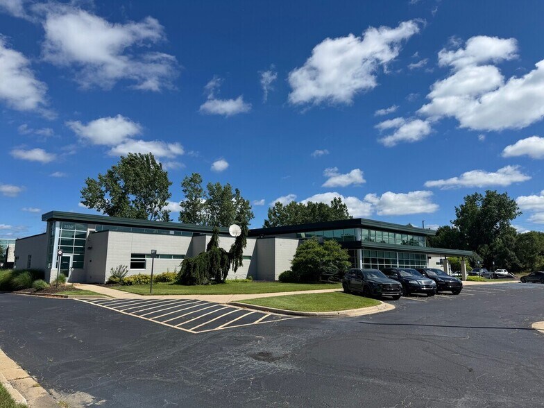 3350 Broadmoor Ave SE, Grand Rapids, MI à louer - Photo de l’immeuble – Image 3 sur 19