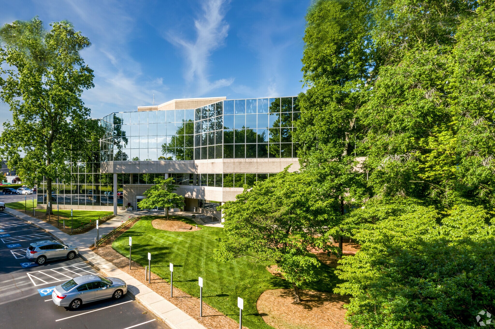 4651 Charlotte Park Dr, Charlotte, NC à louer Photo de l’immeuble– Image 1 sur 53