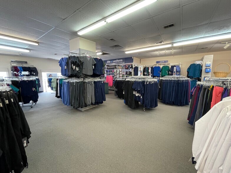 249 Old Country Rd, Carle Place, NY à vendre - Photo intérieure – Image 3 sur 13