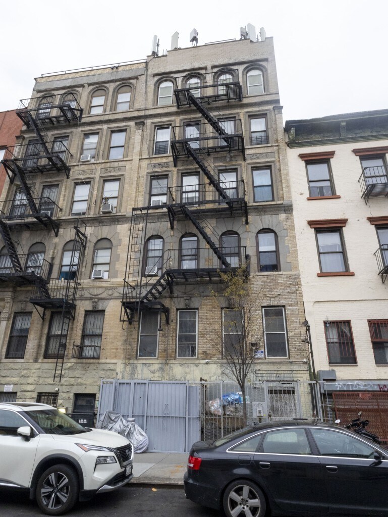 221 Henry St, New York, NY à vendre Photo de l’immeuble– Image 1 sur 6