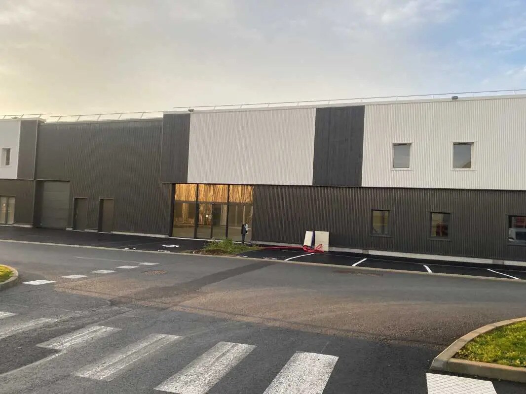 Local d'activités dans Cormelles-le-Royal à vendre Photo de l’immeuble– Image 1 sur 7