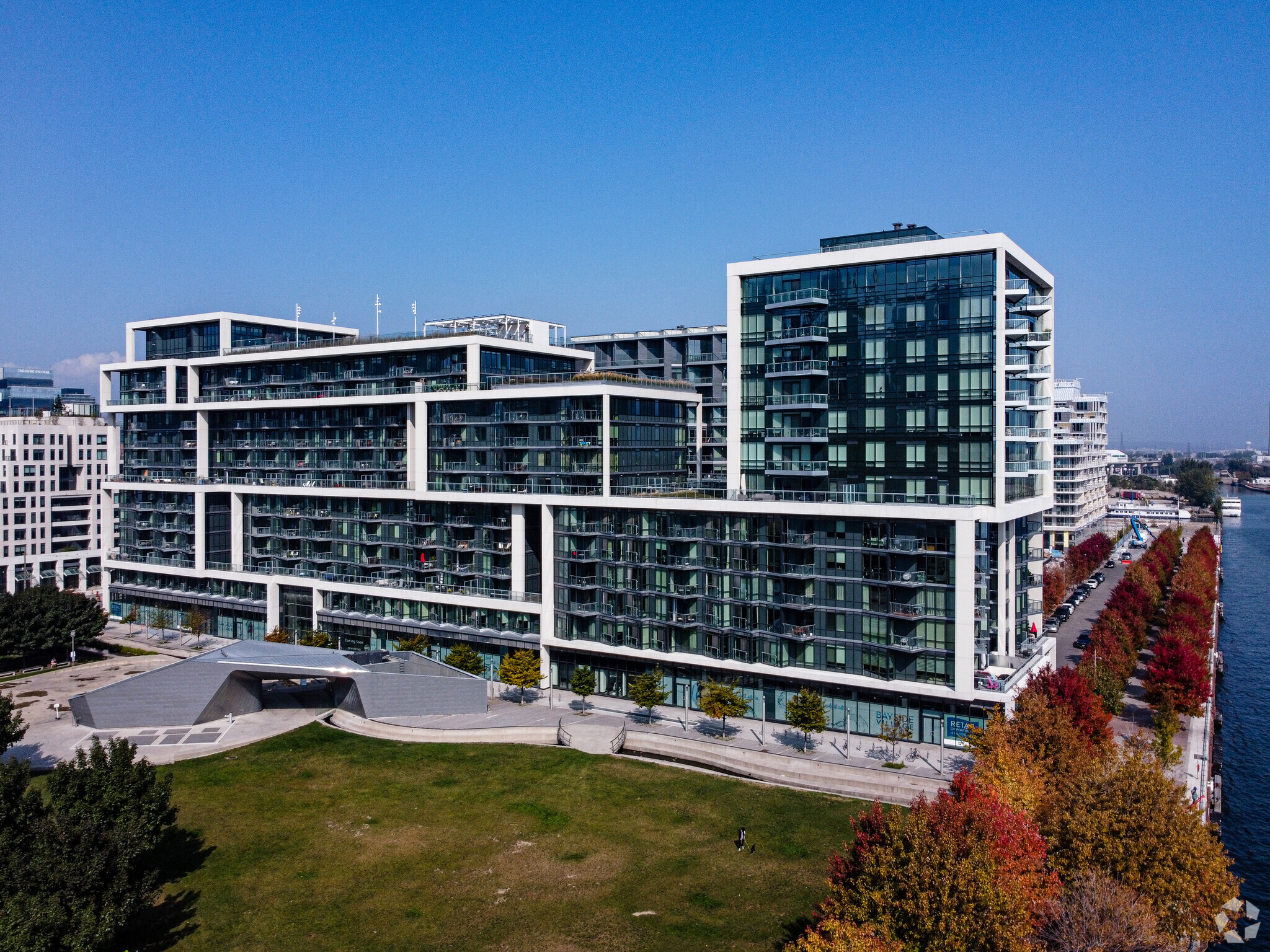 215 Queens Quay E, Toronto, ON à louer Photo de l’immeuble– Image 1 sur 23