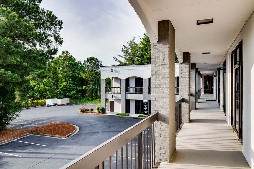 3020 Roswell Rd NE, Marietta, GA à louer - Photo de l’immeuble – Image 2 sur 18