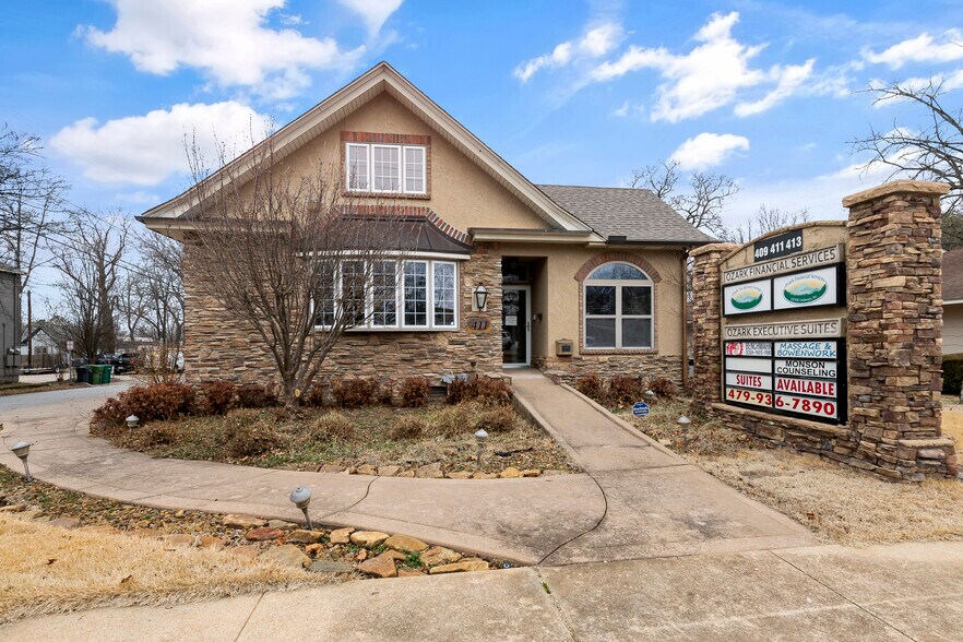 409 W Poplar St, Rogers, AR à louer - Photo de l’immeuble – Image 1 sur 32