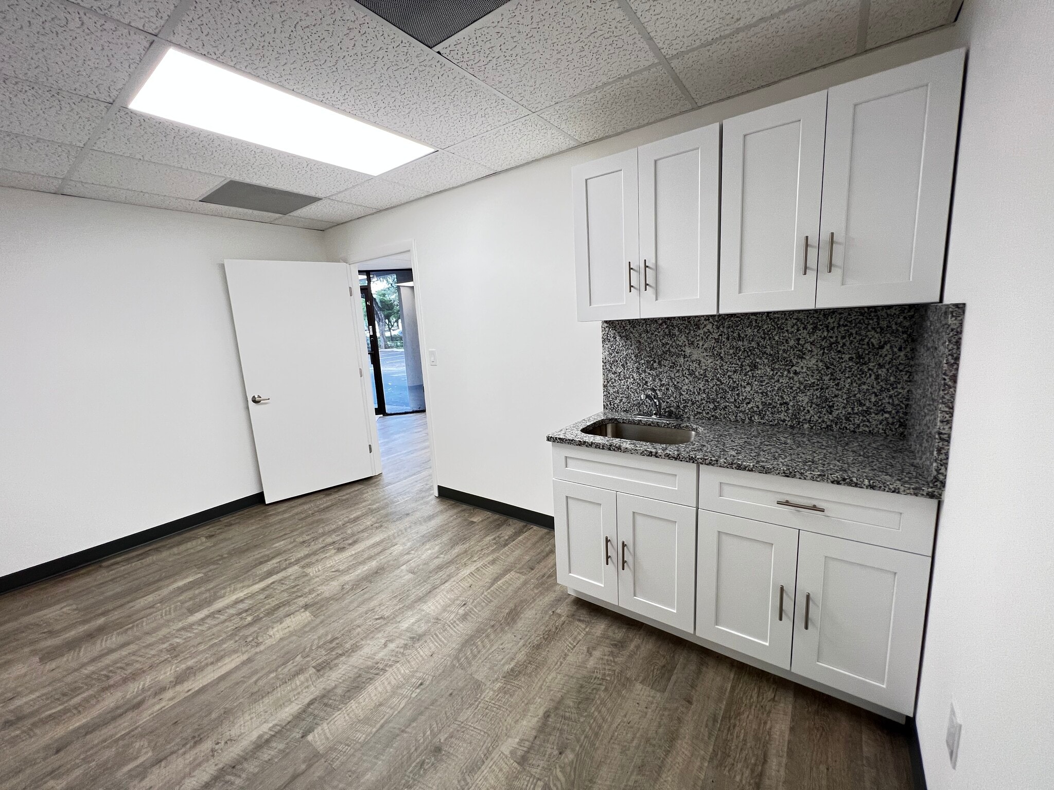 2201 Nw 30th Pl, Pompano Beach, FL à louer Photo intérieure– Image 1 sur 10