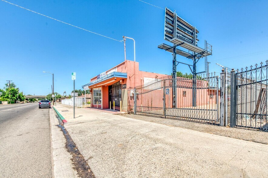 2403-2405 E Clinton Ave, Fresno, CA à vendre - Photo de l’immeuble – Image 3 sur 16
