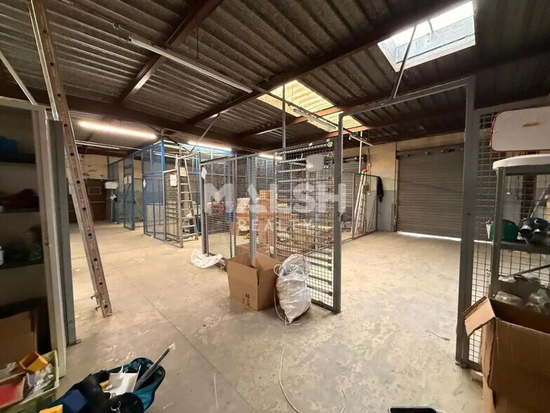 Local d'activités dans Vaulx-en-Velin à vendre - Photo de l’immeuble – Image 3 sur 19