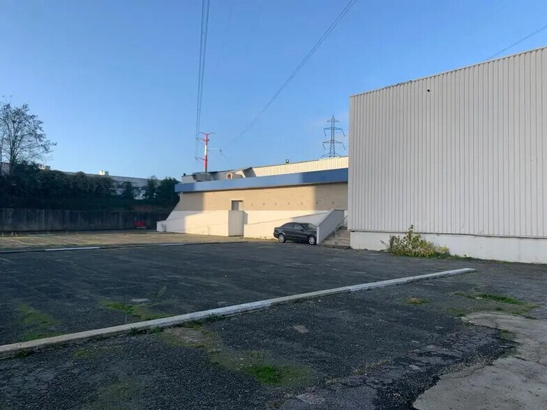Local d'activités dans Osny à vendre - Photo de l’immeuble – Image 2 sur 9