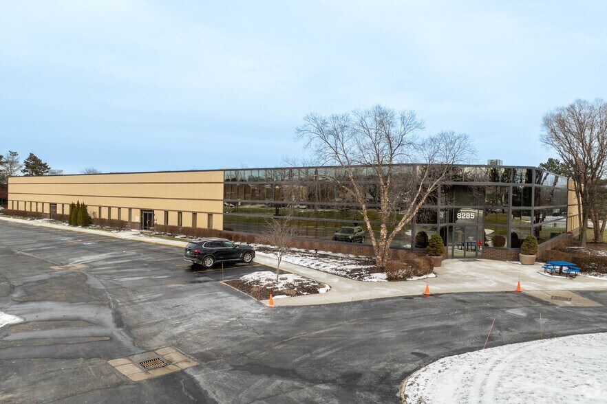 8285-8295 Darrow Rd, Twinsburg, OH à louer - Photo de l’immeuble – Image 1 sur 5
