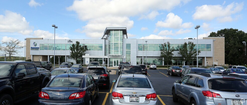 1700 S Silverbrook Dr, West Bend, WI à louer - Photo de l’immeuble – Image 2 sur 4