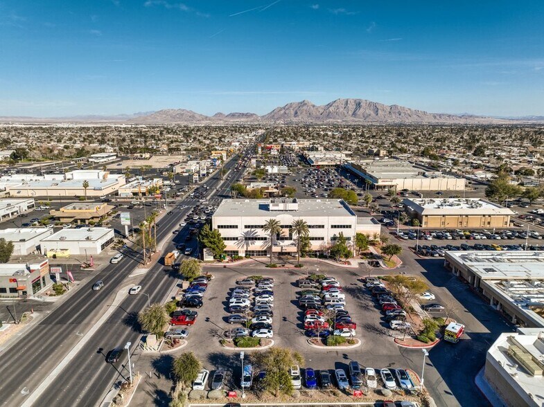 1815 E Lake Mead Blvd, North Las Vegas, NV à louer - Photo de l’immeuble – Image 3 sur 5