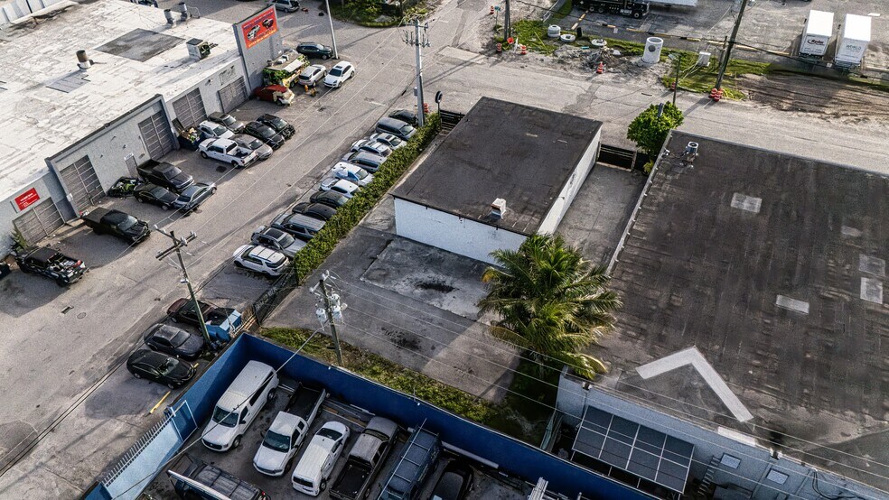 5201 NW 36th Ave, Hialeah, FL à louer - Photo de l’immeuble – Image 3 sur 8