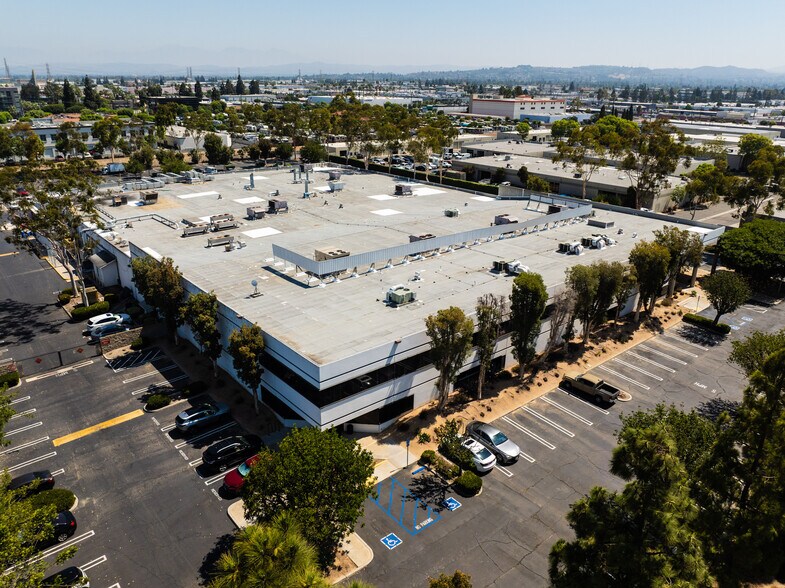 1717 W Collins Ave, Orange, CA à louer - Photo de l’immeuble – Image 3 sur 16