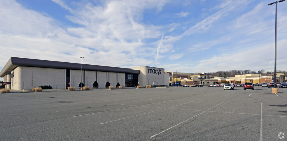 5101-9119 Fashion Dr, Nanuet, NY à louer - Photo de l’immeuble – Image 1 sur 31