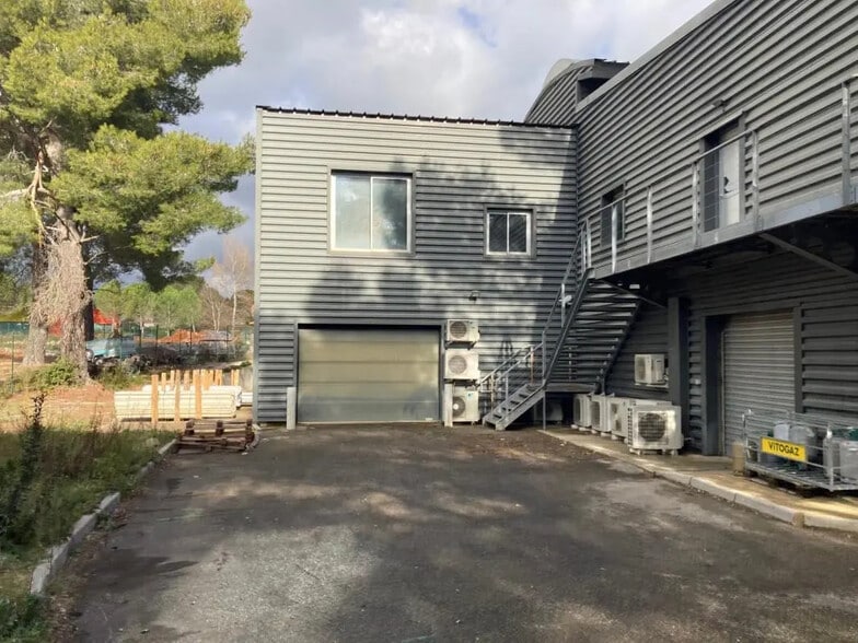 Industriel/Logistique dans Signes à louer - Photo de l’immeuble – Image 3 sur 10